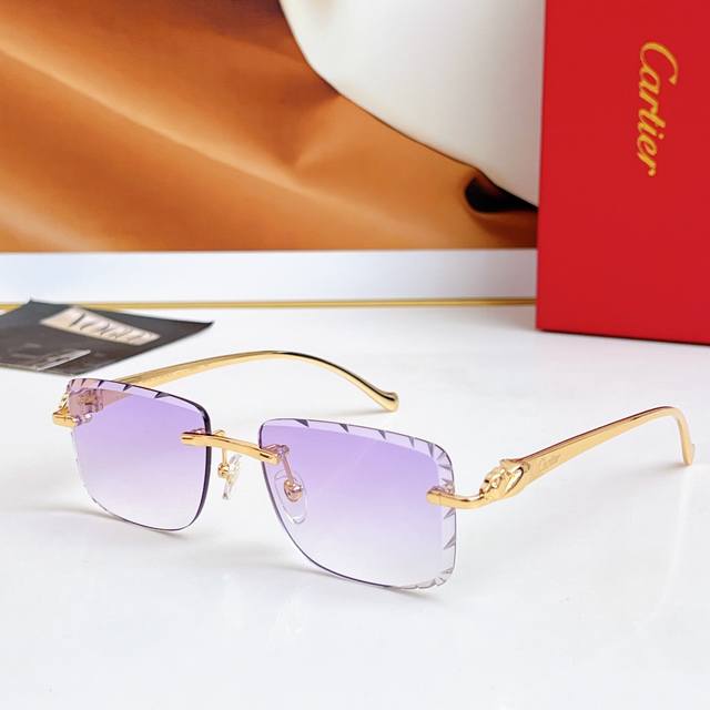 Dior Dior earrings are made of the same original brass material, sweet and elega Dior Dior earrings are made of the same original brass material, sweet and elega